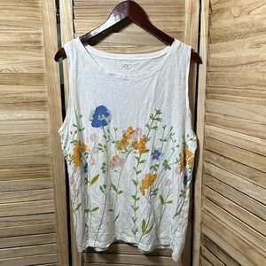 Loft outlet tank. White with flowers